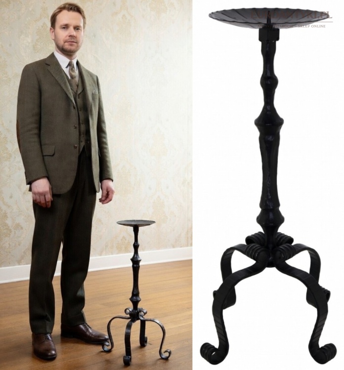 Stylowy antyczny świecznik stojący vintage z kutego metalu doskonale podkreśla klimat klasycznych, rustykalnych i eleganckich wnętrz.